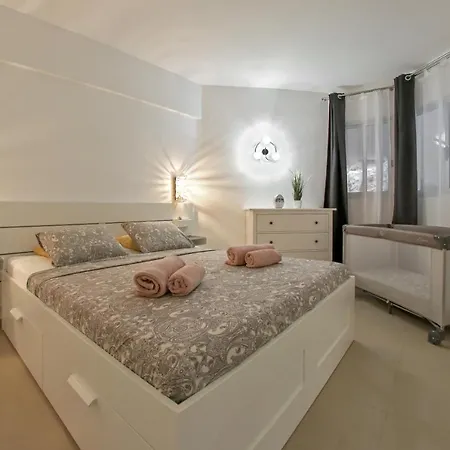 Апартаменты Beachfront Lovely Paraiso Del Sur A106